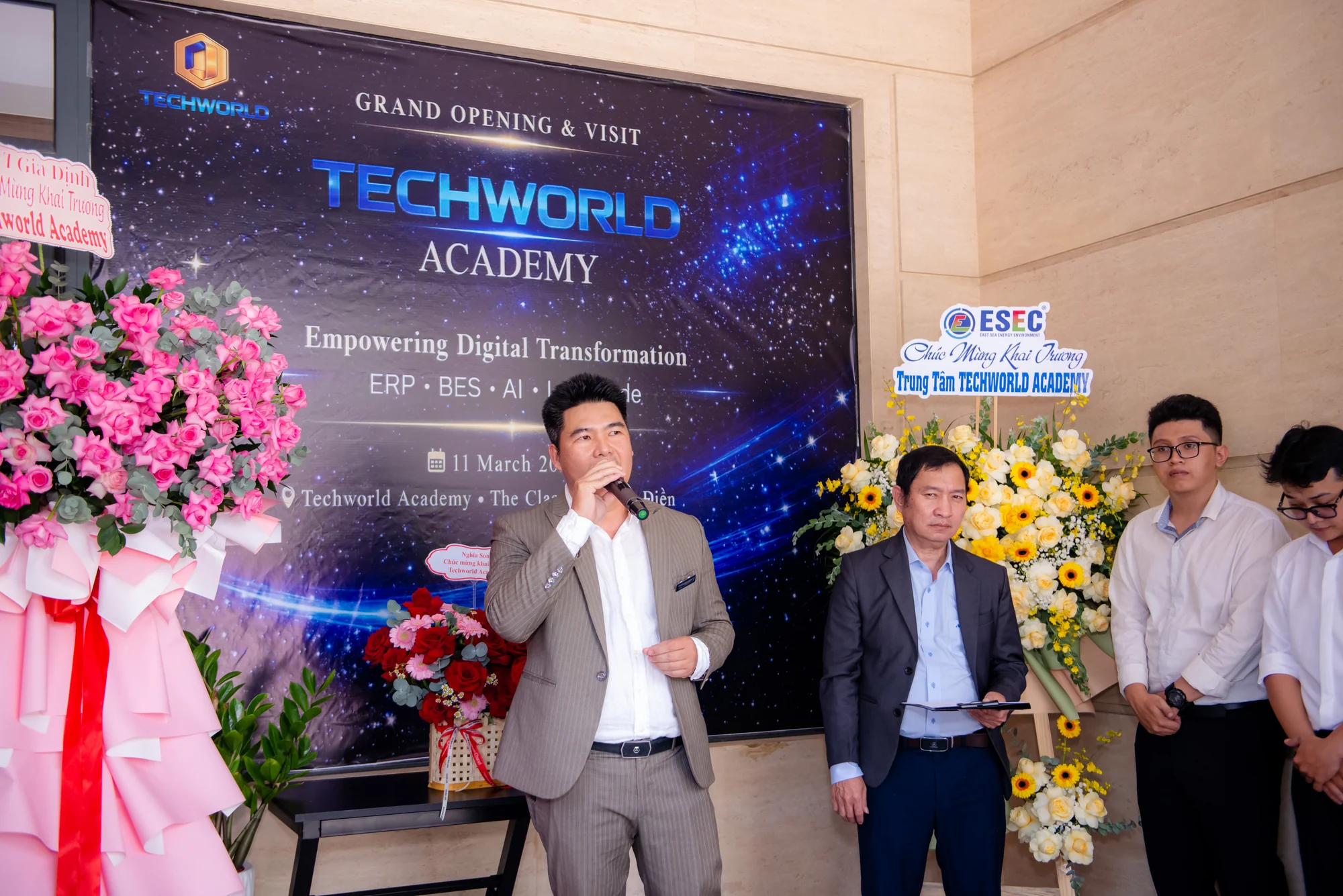 Hình minh họa quy trình và các ứng dụng nghiệp vụ trong nội dung về Business Enhancement Solutions.