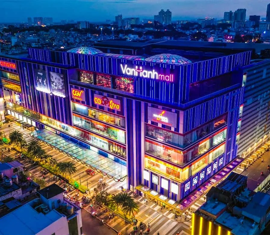 Không gian bên trong trung tâm thương mại với giếng trời và các tầng hành lang.